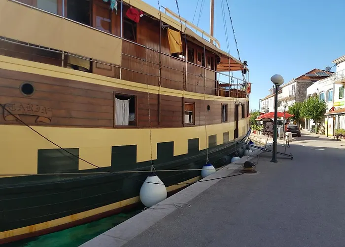 Boat & Breakfast