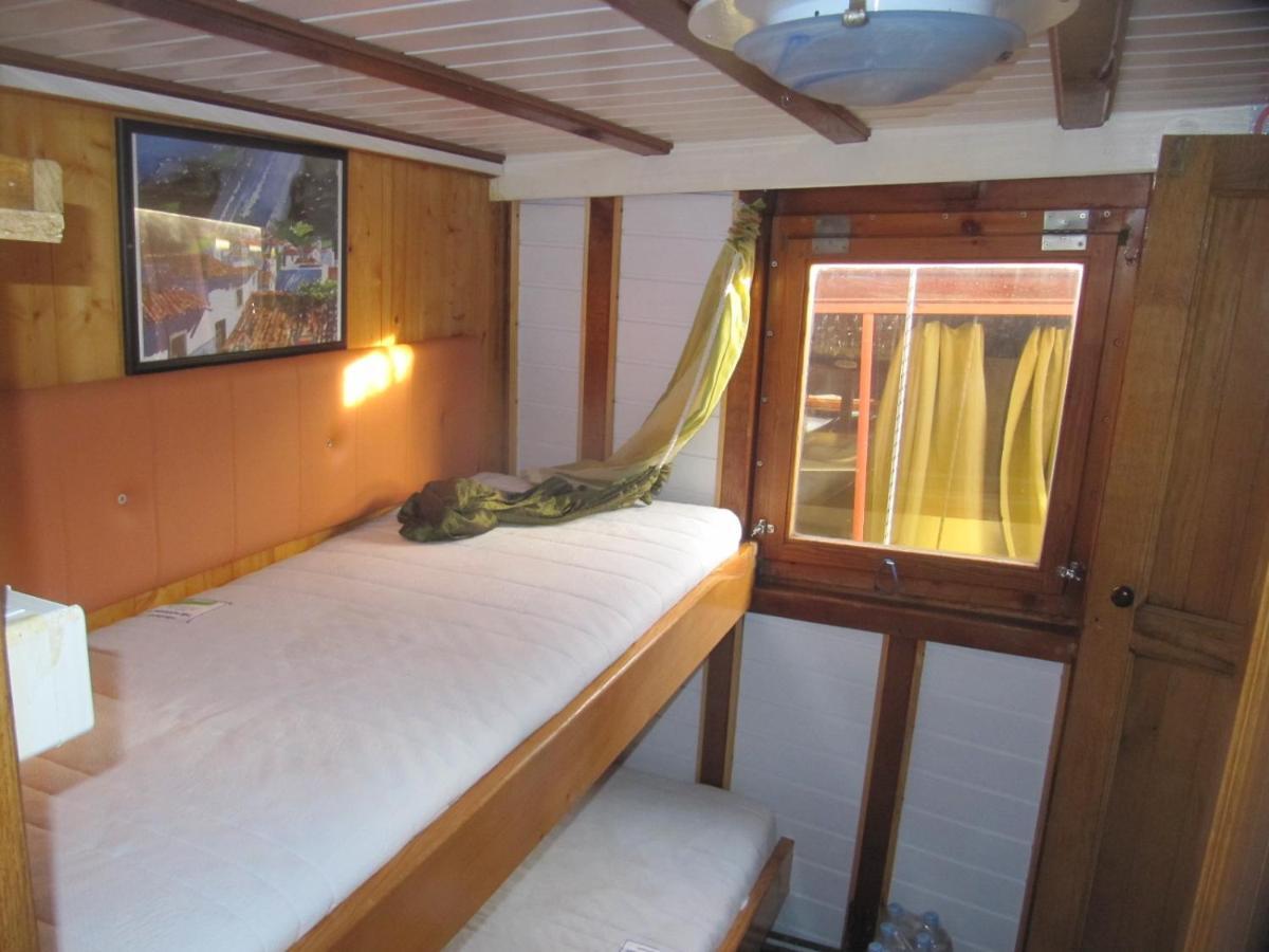 Botel Boat & Breakfast *