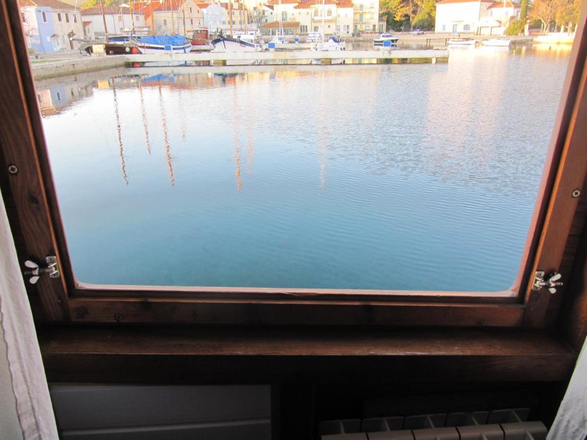 Botel Boat & Breakfast *