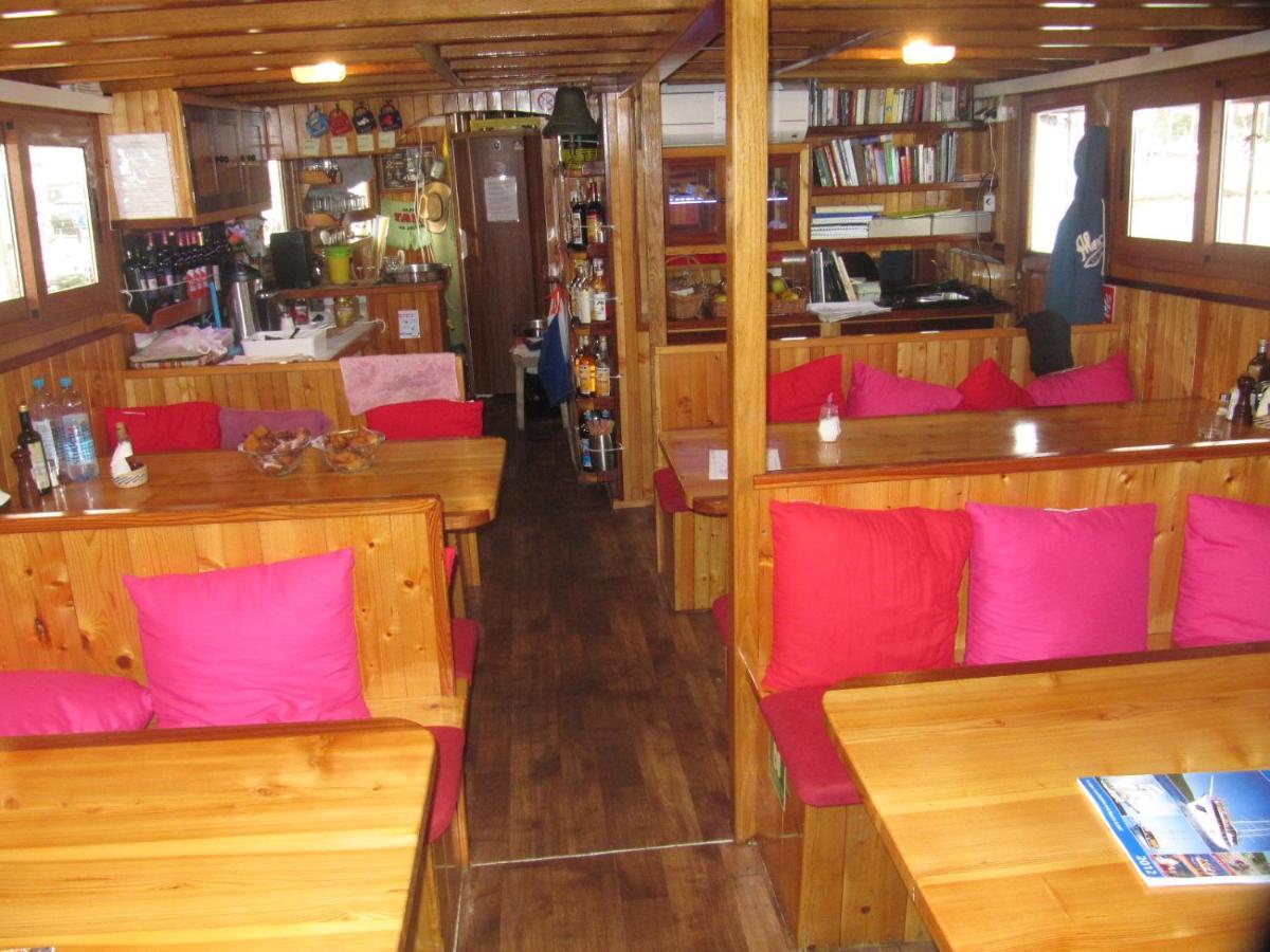 Boat & Breakfast *
