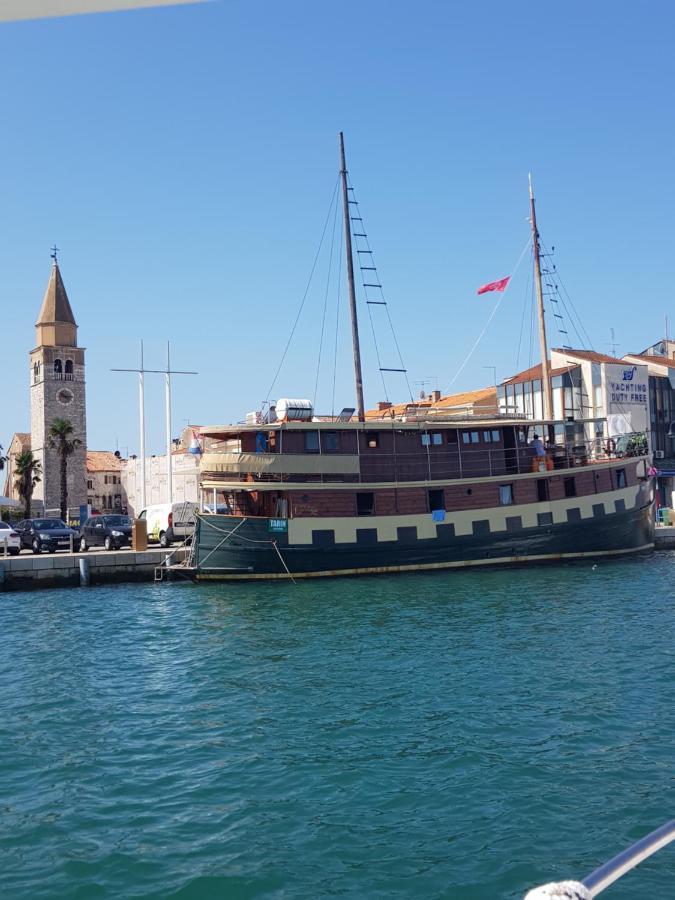 Boat & Breakfast *