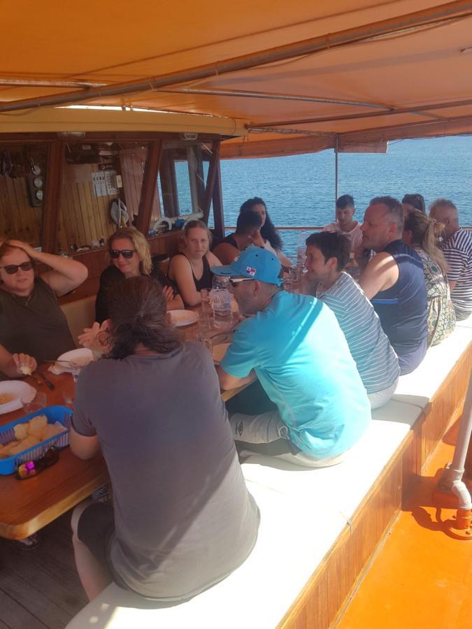 Botel Boat & Breakfast